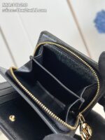 Portafoglio nero minimalista con cerniera, dettagli in oro e compartimenti organizzati elegante e pratico.