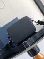 Borsa nera elegante con tracolla regolabile e dettagli in metallo, perfetta per ogni occasione.