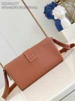 Clutch moderna in marrone, design minimale e versatile, perfetta per occasioni eleganti e casuali.