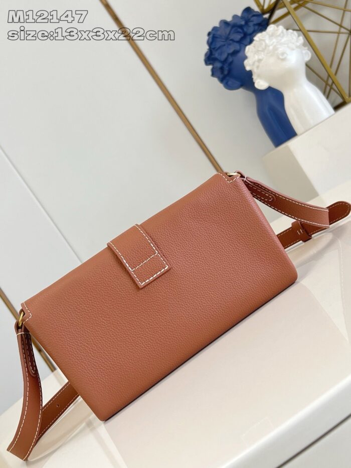 Clutch moderna in marrone, design minimale e versatile, perfetta per occasioni eleganti e casuali.