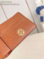 Portafoglio in vera pelle marrone con logo dorato, elegante e funzionale, ideale per ogni occasione.