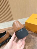 Scarpa in pelle marrone con tacchetto nero, design elegante e dettagli sofisticati.