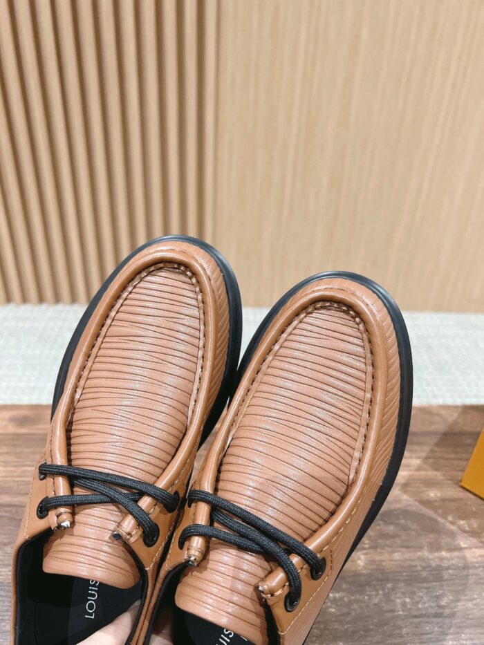 Scarpe in pelle caramello con lacci neri, stile elegante, versatile, ideali per ogni occasione.