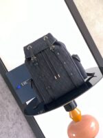 Zaino moderno nero su tavolo laccato con dettagli eleganti e accattivanti.