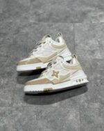 Sneakers eleganti crema con stella dorata, design moderno, comfort e stile versatile per ogni occasione.