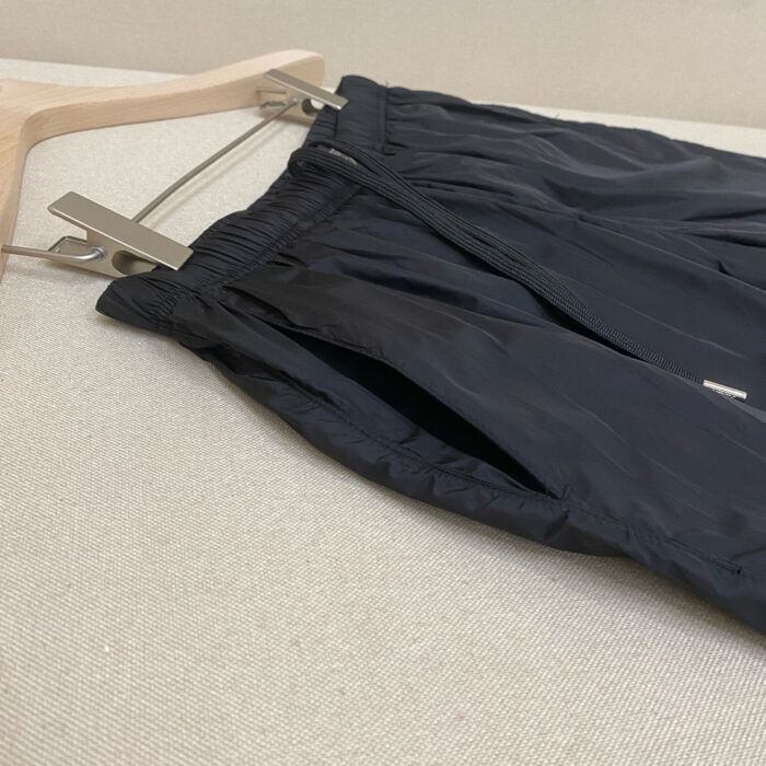 Pantaloncini sportivi neri leggeri, traspiranti e comodi con zip, ideali per allenamento e casual.
