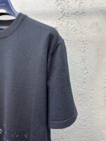 Maglietta grigia a maniche corte in cotone, tessuto morbido e stile casual.