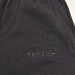 Pantaloni activewear neri con logo minimalista spēder, comodi e eleganti per ogni attività.