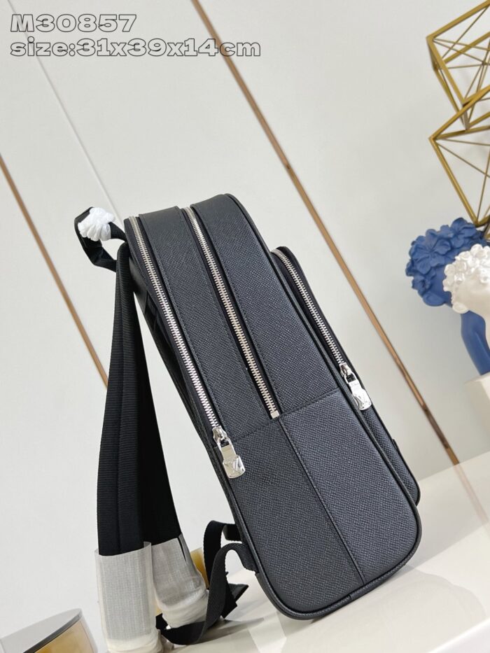 Zaino grigio moderno e elegante, ideale per città e studenti, con zip doppie e comfort elevato.