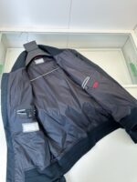 Giacca sportiva moderna uomo con zip, interno trapuntato e stile casual elegante.