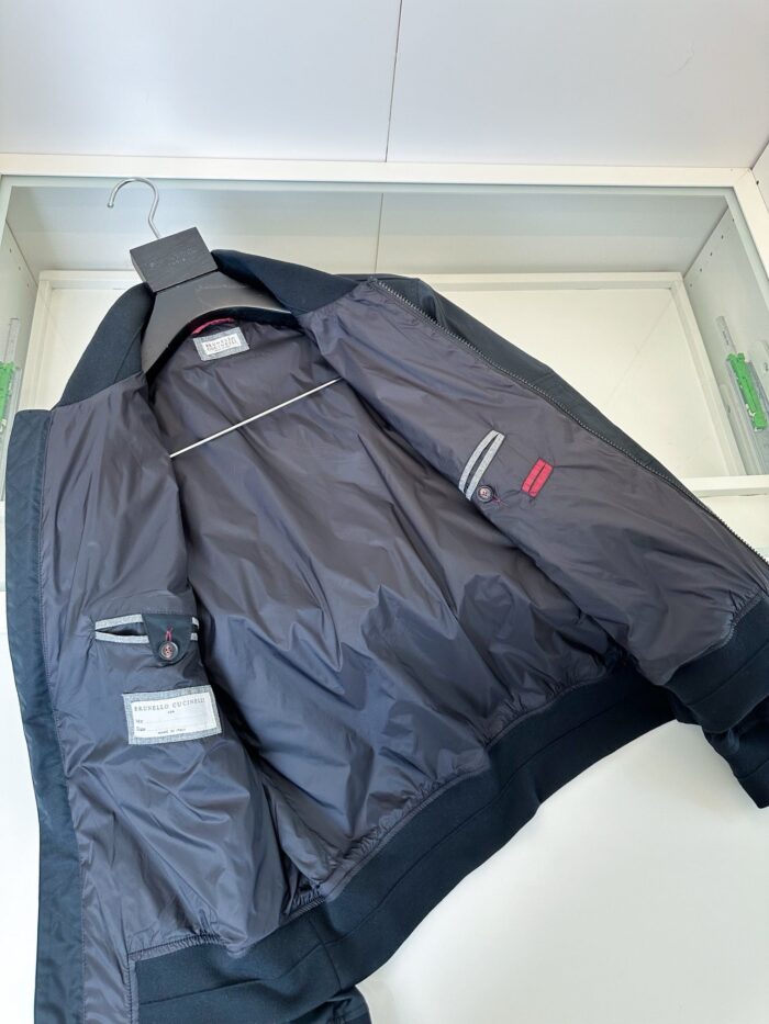 Giacca sportiva moderna uomo con zip, interno trapuntato e stile casual elegante.
