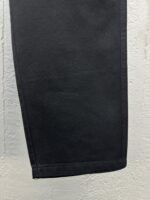 Pantaloni neri eleganti con orlo rifinito e cucitura invisibile, stile moderno e di alta qualità.
