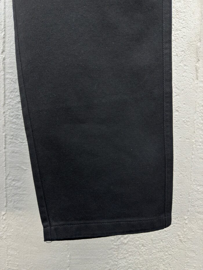 Pantaloni neri eleganti con orlo rifinito e cucitura invisibile, stile moderno e di alta qualità.