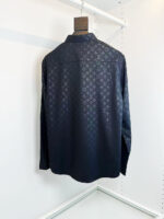 Camicia nera di lusso con motivo iconico, stile classico e design elegante.