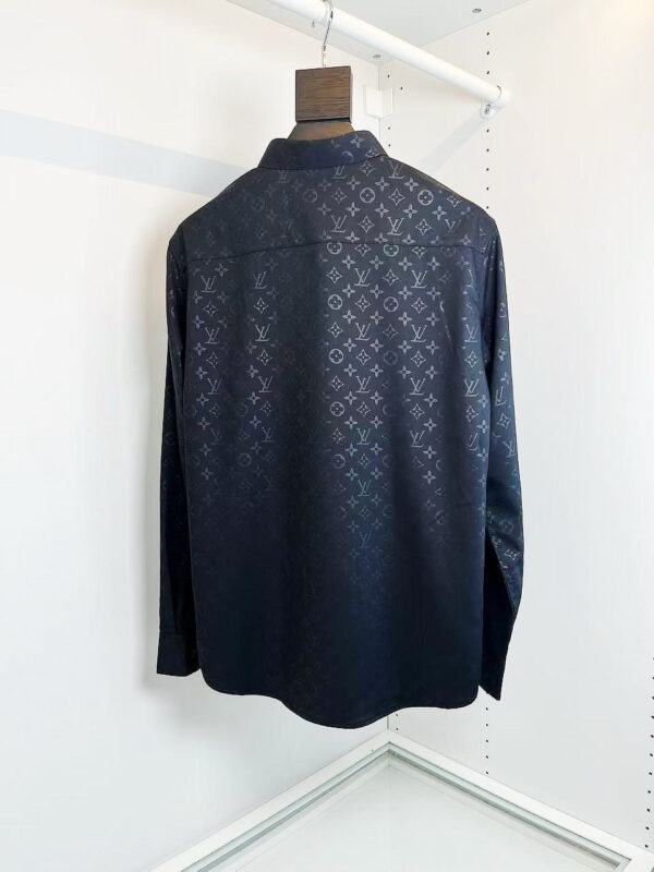 Camicia nera di lusso con motivo iconico, stile classico e design elegante.