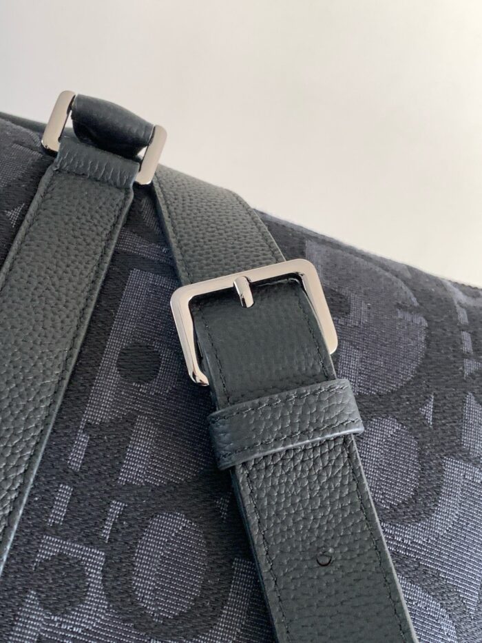 Borsa moderna in ecopelle con tracolla in verde scuro e fibbia in metallo argentato.