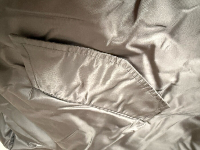Gilet elegante in tessuto lucido con tasca raffinata, perfetto per uno stile sofisticato.
