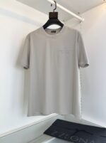 Maglietta grigia Zegna, semplice ed elegante, perfetta per un look moderno e raffinato.