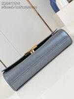 Borsa clutch moderna grigia con chiusura oro, elegante e compatta per ogni occasione.