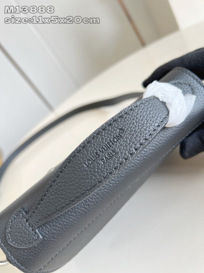 Borsa elegante in pelle grigia con manico ergonomico, dettagli di alta qualità e stile raffinato.