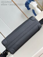 Borsa nera elegante in tessuto strutturato, compatta e versatile, con tracolla e dettagli sofisticati.