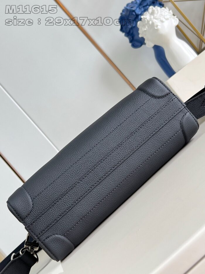 Borsa nera elegante in tessuto strutturato, compatta e versatile, con tracolla e dettagli sofisticati.