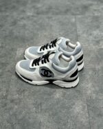 Sneaker eleganti in grigio e nero con design moderno e dettagli di alta qualità.