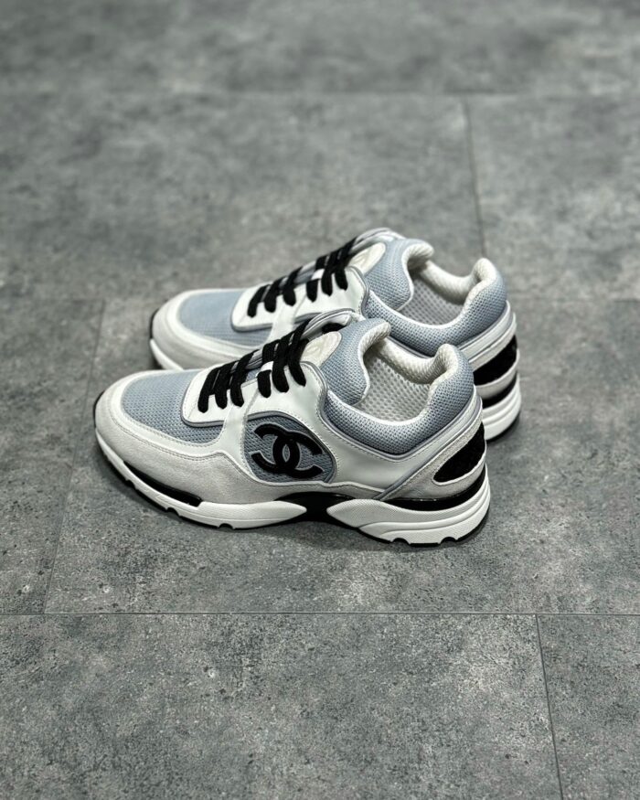 Sneaker eleganti in grigio e nero con design moderno e dettagli di alta qualità.