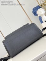 Borsa grigia moderna con tracolla regolabile e dettagli eleganti, decorata con elemento artistico.
