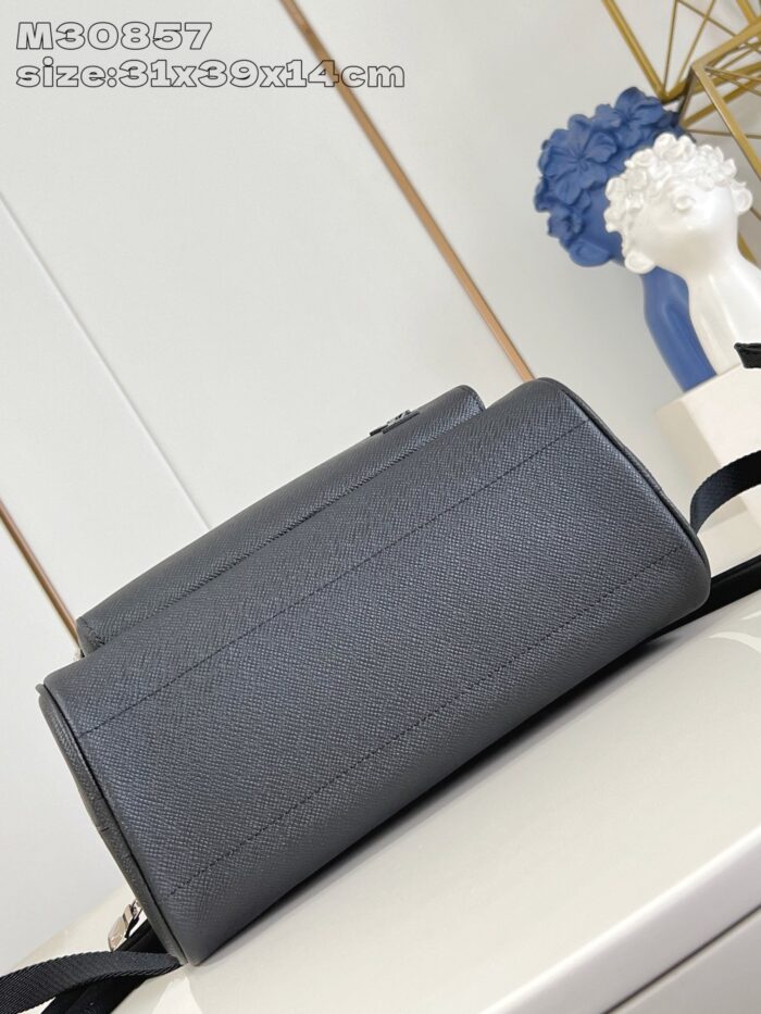 Borsa grigia moderna con tracolla regolabile e dettagli eleganti, decorata con elemento artistico.