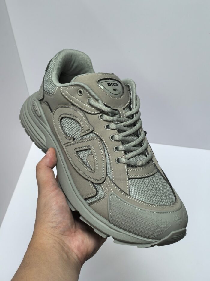 Sneaker grigia moderna con design versatile, comfort e stile casual e sportivo.