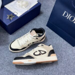 Sneakers di lusso creams, neri e beige con scatola elegante e dettagli moderni.