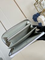 Portafoglio elegante in pelle bianca con scomparti e tasca per monete, stile moderno e funzionale.