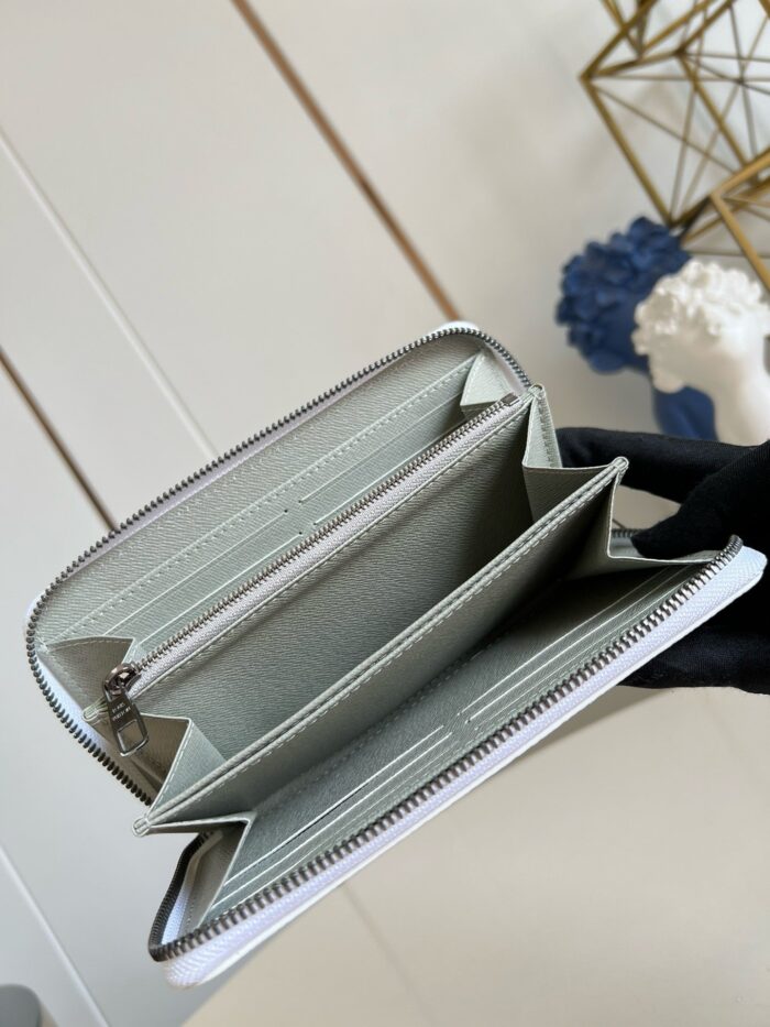 Portafoglio elegante in pelle bianca con scomparti e tasca per monete, stile moderno e funzionale.