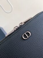Portafoglio in pelle nera con chiusura a zip e logo interlock elegante.