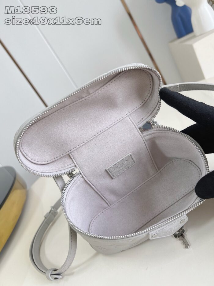 Borsa elegante con scomparti organizzati e chiusura a zip, ideale per uno stile contemporaneo.