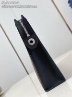 Astuccio nero minimalista triangolare per cancelleria e cosmetici, con cerniera e design moderno.