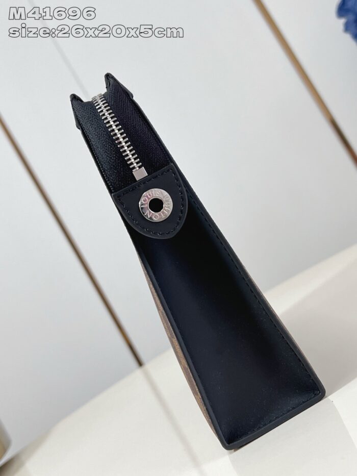 Astuccio nero minimalista triangolare per cancelleria e cosmetici, con cerniera e design moderno.