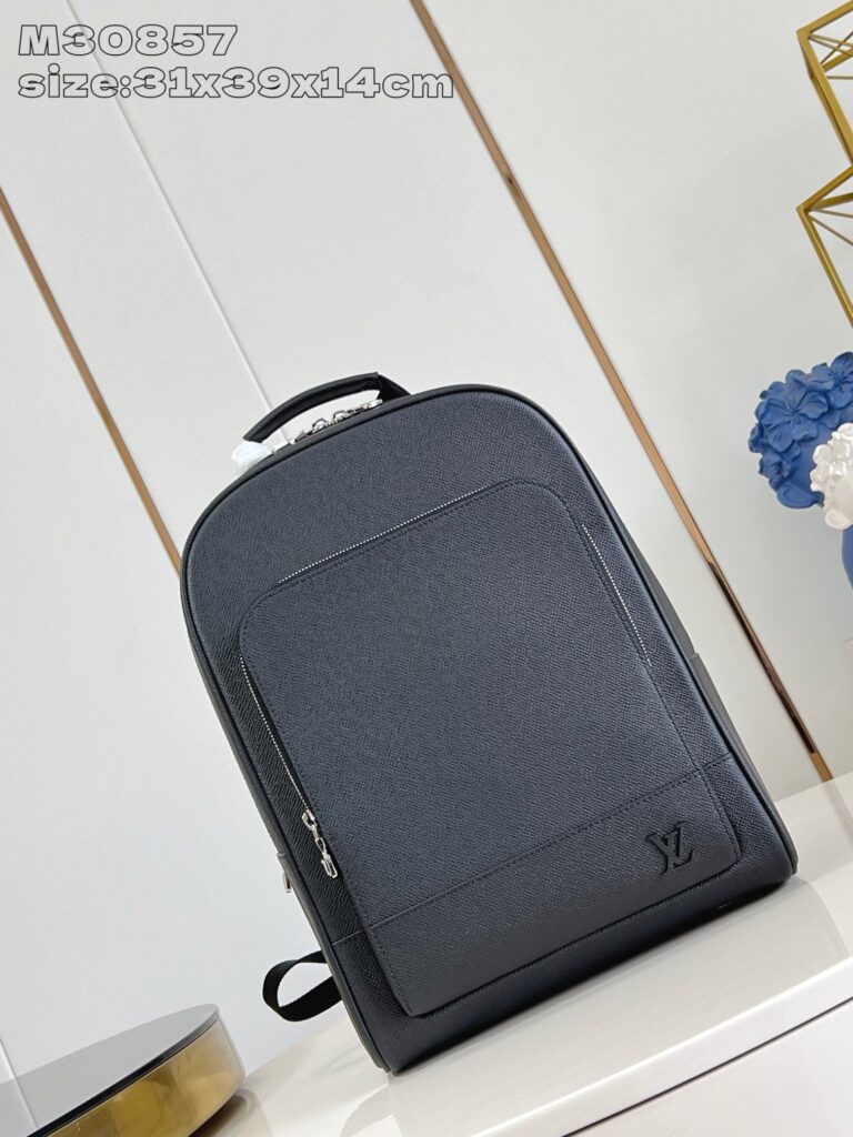 Zaino nero minimalista elegante, elegante e versatile per uso quotidiano e professionale.