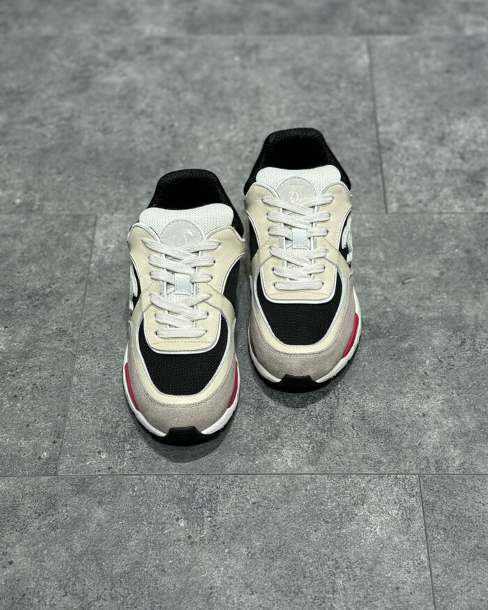 Sneakers moderne con dettagli rossi, stile urbano, design elegante e suola comoda e robusta.