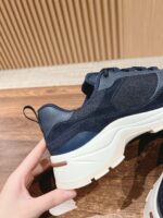 Sneaker navy blu in tessuto e pelle con dettaglio tallone, stile moderno e comfort.
