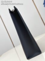 Borsa nera minimalista con chiusura metallica, elegante e compatta, ideale per occasioni speciali.