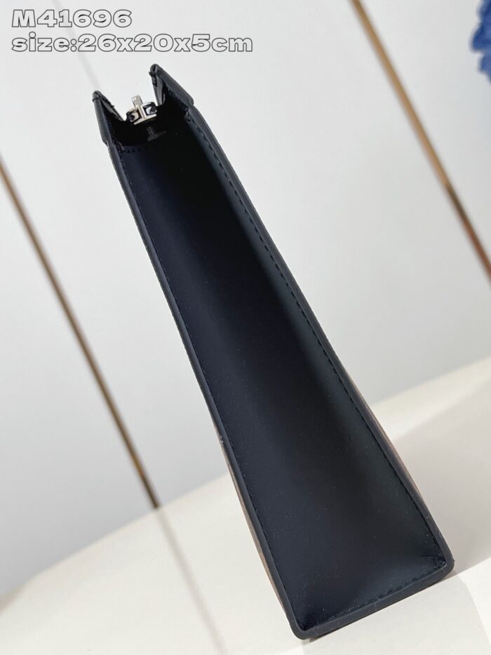 Borsa nera minimalista con chiusura metallica, elegante e compatta, ideale per occasioni speciali.