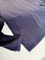 Giacca leggera nera con tasca zip, polsini comfort e design moderno per outdoor e casual.