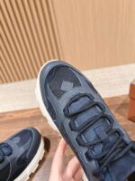 Sneaker blu scuro con suola crema, stile moderno e design versatile per sport e casual.