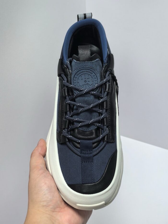 Sneaker navy moderna con suola antiscivolo, stile sportivo, comfort e design contemporaneo.