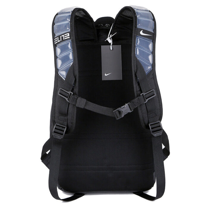 Zaino Nike nero moderno, sportivo, resistente, con spallacci ergonomici e logo visibile.