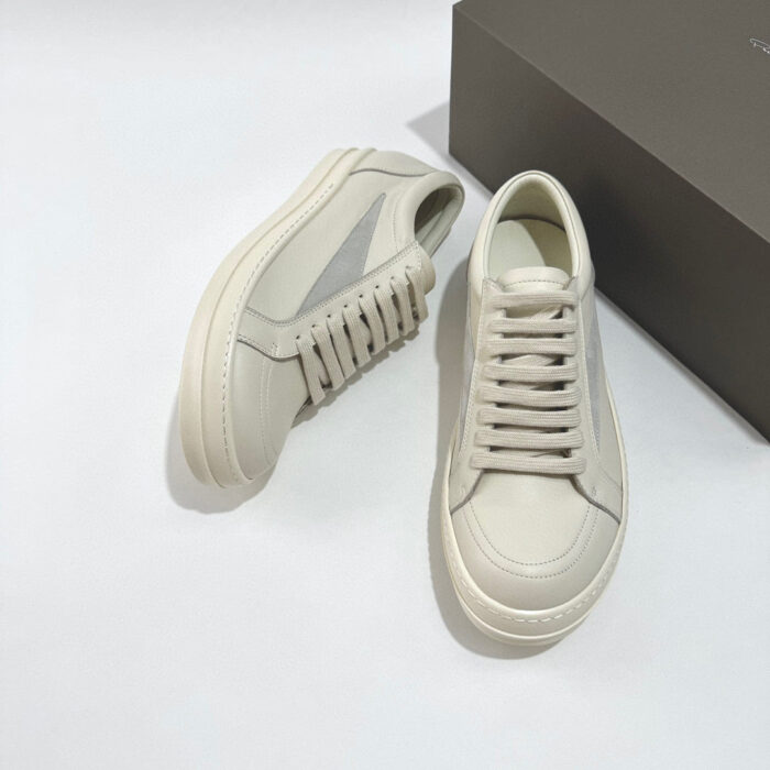 Sneaker in pelle off-white, minimaliste e elegante, ideale per uno stile urbano e di tendenza.
