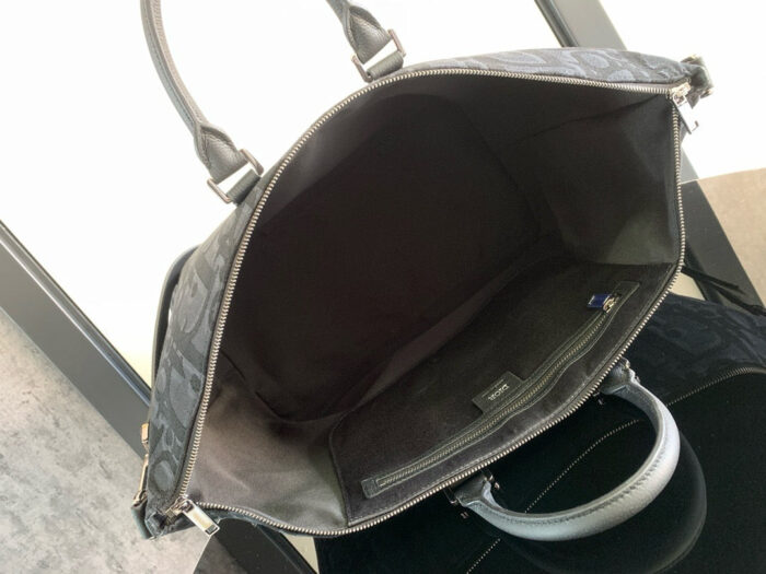 Borsa elegante con scomparti interni, design moderno e materiali di alta qualità.
