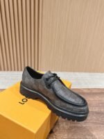 Scarpa elegante con dettagli moderni su scatola arancione in boutique luminosa.
